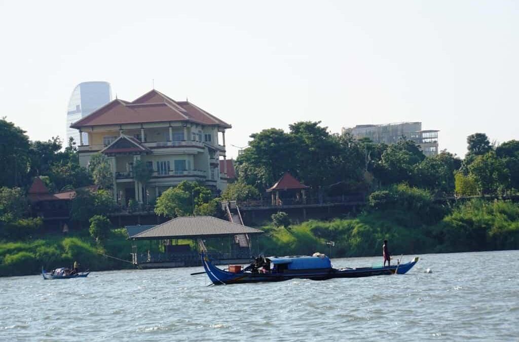 Quel fleuve traverse Phnom Penh ?