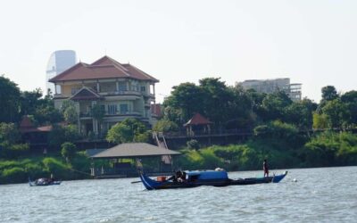 Quel fleuve traverse Phnom Penh ?